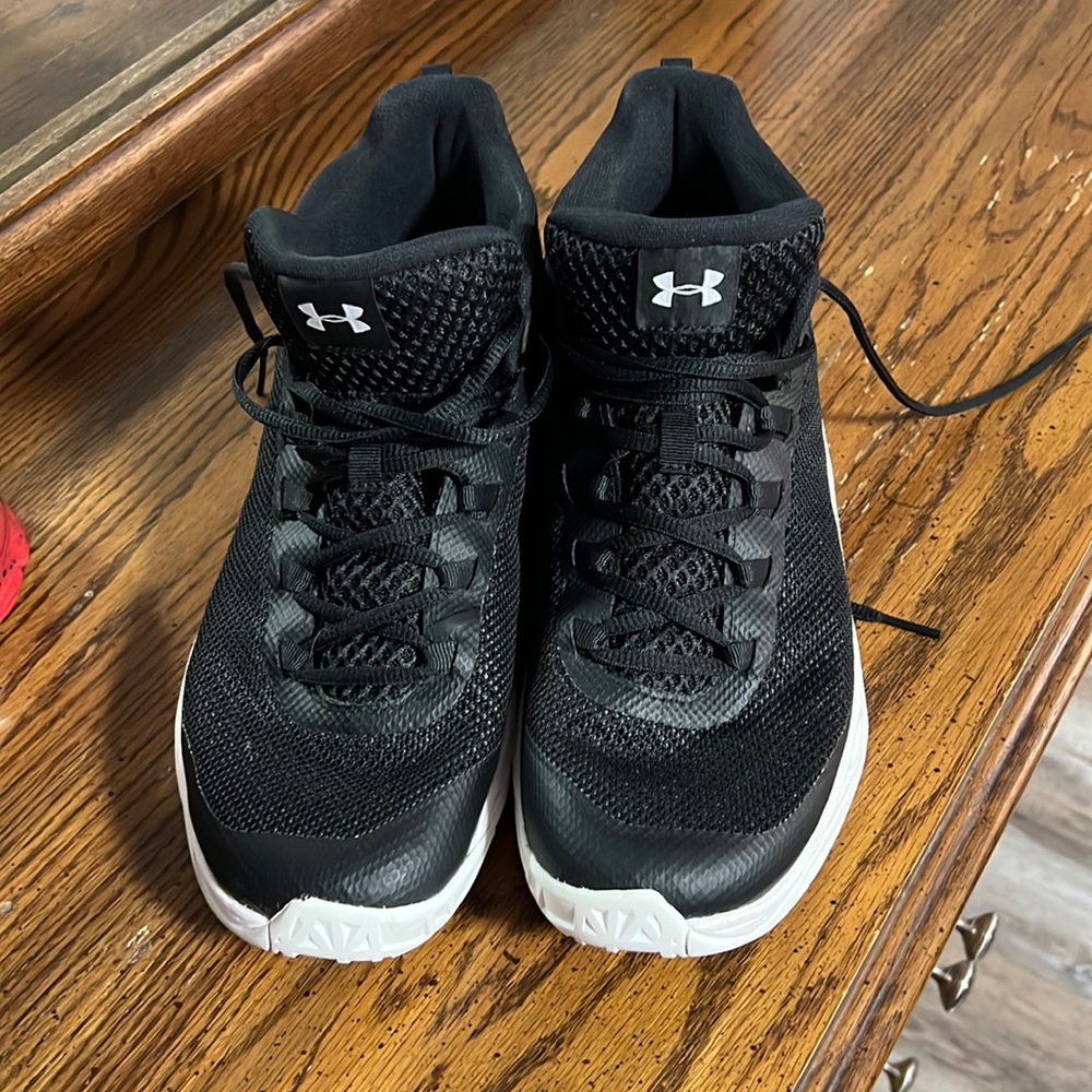 Woman’s Under Armor basketball shoes size 11